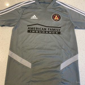 Atlanta United Mens Short Sleeve Warm Up Top SMALL